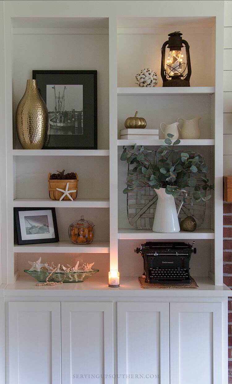 How To Decorate Bookshelves For A Simple Fall Look! So simple and fresh! A perfect minimalist look for that cozy feeling.