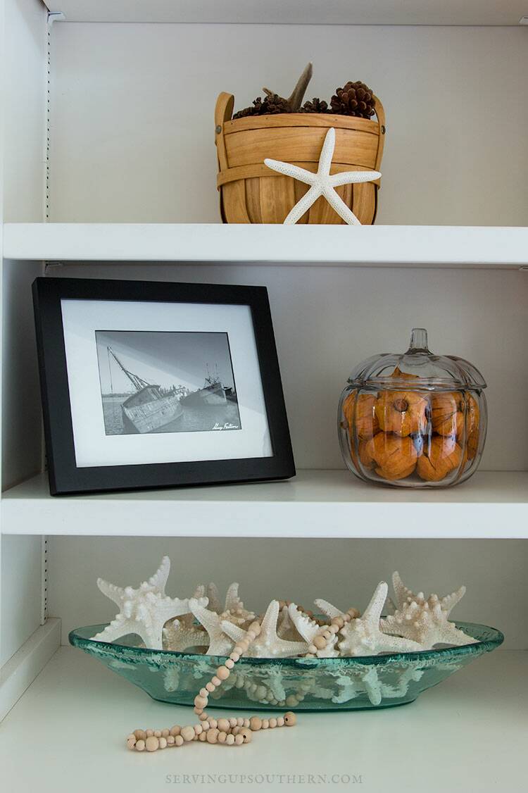 How To Decorate Bookshelves For A Simple Fall Look! So simple and fresh! A perfect minimalist look for that cozy feeling.